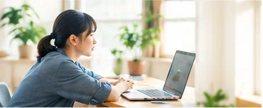 ノートパソコンを使って学ぶ人のイメージ写真